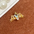 Détail macro de bague couronne dorée avec pierre bleue goutte et micro pavé - Ouvert Réglable / Couronne Gemme Goutte d'Eau Cyan Clair (JZ3698A)