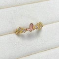 Detailansicht goldener Schmetterlingsring mit rosa Glitzer und Perlenstruktur-Band - Einstellbar Offen / Rosa Schmetterling Perlenband Stil (JZ0201A)