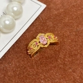 Gros plan détaillé d'une bague dorée vintage avec pierre rose et travail ajouré - Ouvert Réglable / Gemme Rose Ovale Ajourée Vintage (JZ5663)