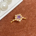 Vue macro d'une bague vintage en or avec cristal violet en étoile et micro-pavé - Ouvert Réglable / Étoile Violette Cristal Micro-Incrusté (JZ5709)