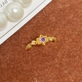 Vue macro d'une bague vintage dorée avec pierre violette et micro-pavage - Ouvert Réglable / Hexagramme Gemme Ronde Violette (JZ6058)