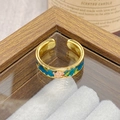 Detailansicht des Vintage-Goldrings mit Emaille-Blumenmuster und verstellbarer Schiene - Einstellbar Offen / Dunkelblau Grünes Emaille Rosa Blumenstil (JZ0043A)
