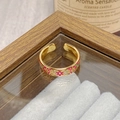 Detailansicht eines Vintage-Emaillering mit Blumen auf Holzschmuck-Display - Einstellbar Offen / Rosa Hexagramm Leichter Luxus-Stil (JZ0044A)