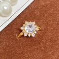 Gros plan sur une bague vintage dorée avec fleur géométrique et micro-pavage - Ouvert Réglable / Grappe de Fleurs Gemme Transparente Ronde (JZ6238)