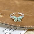 Détail d'une bague papillon en émail vert menthe avec un anneau tissé argenté - Ouvert Réglable / Style Papillon Vert Menthe (JZ1431A)