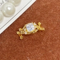Vue détaillée d'une bague géométrique dorée avec pierre carrée et pavage de cristaux - Ouvert Réglable / Nœud Bonbon Gemme Carrée Transparente (JZ6281)