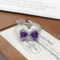 Gros plan d'une bague en argent avec pierres de cœur violettes et zircons blancs - Ouvert Réglable / Style Double Nœud Cœur Pierre Violette (JZ0511A)