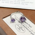 Détail de la bague fleur en zircon violet montrant les facettes et la finition argent - Ouvert Réglable / Style Asymétrique Double Pierre Violette Ronde (JZ1485A)