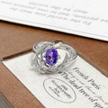 Vue rapprochée de la bague lune et étoile en argent avec gemme violette ovale - Ouvert Réglable / Style Étoile Lune Pierre Violette Ovale (JZ2154)
