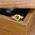 Nahaufnahme eines Vintage-Goldrings mit grünem Herzzirkon und weißen Pavé-Diamanten - Einstellbar Offen / Grünes Herz Pavé Diamant Stil (JZ4705A)