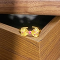 Detailaufnahme eines Vintage-Bogenrings in Gold mit rosa Zirkon auf Holzbox - Einstellbar Offen / Rosa Diamant Schleife Gebürsteter Stil (JZ5817)