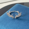 Nahaufnahme des silbernen Hirschgeweih Rings mit Zirkonia auf blauem Samtetui - Einstellbar Offen / Hirschgeweih Stil (JZ3842)