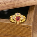 Makro-Detail des kronenförmigen Goldrings mit herzrotem Stein und Vintage-Gravur - Einstellbar Offen / Rotes Herz Krone Vintage Stil (JZ6262)
