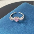 Makro-Detail von Flügel-Herz-Ring mit rosa Edelstein und Zirkonia auf blauem Samt - Einstellbar Offen / Rosa Herz Flügel Stil (JZ3524A)