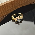 Dettaglio ravvicinato dell'anello a farfalla vintage dorato con ali in smalto colorato - Stile Farfalla Multicolore Zircone (JZ5728)