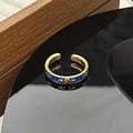 Detailansicht eines Vintage-Rings mit blauer Emaille, Sternmotiven und einem roten Edelstein - Dunkelblauer Sternenschliff Roter Stein Stil (JZ6009)