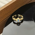 Makro-Detail des Vintage-Goldrings mit ovalem blauem Edelstein und Mikro-Diamantbesatz - Aquamarin Ovaler Hauptstein (JZ6094)