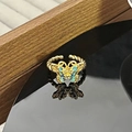 Makro-Detail des Vintage-Schmetterlingsrings mit Emaille und gedrehter Ringschiene - Blau-Grüner Verlaufs Schmetterling Twist Ring (JZ6172)