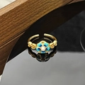 Detailaufnahme von Vintage-Ring mit blauer Blume, Perle und goldener Metallverzierung - Blauer Blumenstil mit künstlicher Perle (JZ6174)