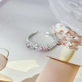 Detailaufnahme vom silbernen Ring mit rosa Zirkonia und eingraviertem Wellenmuster - Rosa Zirkon Wellenstil (JZ3181A)