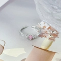 Details eines verstellbaren Rings mit rosa Herz-Zirkonia und Micro-Pave-Besatz - Rosa Zirkon Herzstil (JZ3250A)