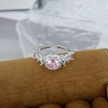 Nahaufnahme von Ring mit rosa Zirkon-Blume, Schleifendetails und verstellbarem Band - Rosa Zirkon Blumenbandstil (JZ3275A)