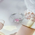 Detaillierte Makroansicht des rosa Herz-Zirkon-Rings mit schimmernden Mikropflastersteinen - Rosa Zirkon Cluster Herzstil (JZ4004A)