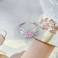 Detail eines süßen rosa Herz-Zirkon-Rings mit Schmetterlingsflügel-Design und Versilberung - Rosa Zirkon Herzflügelstil (JZ4046A)