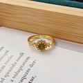 Détail d'une bague ouverte fleur en émail vert menthe avec métal doré et cristaux - Ouvert Réglable / Style Halo en Strass Gemme Verte Ronde (JZ4729)