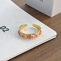 Makroaufnahme der rosa Emaille-Ring mit lila Kristallen und vergoldeten Details im Vintage-Stil - Rosa Emaille Kreuz Zirkonia (JZ0042A)