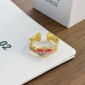 Detailansicht eines Vintage-Goldrings mit Wellenrand, bunter Emaille und Zirkonia - Rot Blau Grün Emaille Welle (JZ0920A)