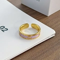 Detailansicht eines Vintage-Goldrings mit lila Emaille und floralem Lochmuster - Hellviolette Emaille Ausgehöhlt (JZ1562)