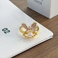 Detailaufnahme eines Hasenrings mit rosa Emaille-Ohren und einer weißen Perle auf Karte - Hase Perle Rosa Emaille (JZ1919)