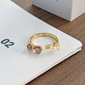 Detail eines lila Emaille-Blumenrings mit Perlen und verstellbarem Goldband - Lila Blume Drei Perlen (JZ2903A)