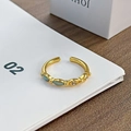 Details eines Vintage-Goldrings mit hellblauen Edelsteinen und lila Zirkonia-Akzenten - Minzgrüner Edelstein Violetter Zirkonia (JZ2995A)