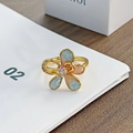 Detailaufnahme Blumenring mit blauem Emaille-Verlauf und zentralem Zirkonstein - Blau Rosa Verlauf Glitzer Blume (JZ3320A)