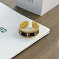 Makro-Detail von Vintage-Goldring mit roter Emaille und goldenem Kreuz-Blumenmuster - Dunkelrote Emaille Kreuzblume (JZ4150)