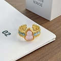 Detail eines rosa Wulu-Rings mit Emaille-Farbverlauf und goldener Granulierung - Rosa Flaschenkürbis Blau Emaille (JZ5619)