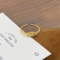 Makroaufnahme Goldring mit gelbem quadratischem Edelstein und Zirkonia auf einer Karte - Einstellbar Offen / Quadratischer Hellgelber Edelstein Horizontale Maserung Stil (JZ4728)