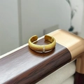 Dettaglio dell'anello vintage dorato con finitura spazzolata e zirconi incastonati - Stile Zirconia Spazzolato (JZ0098)