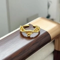 Detail eines goldenen Vintage-Blumenrings mit geflochtener Schiene und floralem Muster - Relief-Blumen Stil (JZ0120A)