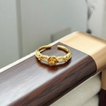 Makroaufnahme von Vintage-Blumenring in Gold mit detailliertem Kordelring-Design - Rosen-Seil Stil (JZ0125A)