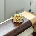Detailaufnahme eines Vintage Schlangenrings in Gold mit weißen Zirkonia und grünen Steinen - Schlangen-Zirkonia Stil (JZ0307A)