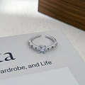 Macro de anillo ajustable plateado con circón azul y pavé de diamantes sobre papel - Abierto Ajustable / Estilo de Cuatro Garras con Borde de Perla Vintage (JZ3028A)
