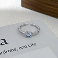Detalle de anillo de plata con circón azul central y pavé de diamantes en la banda - Abierto Ajustable / Estilo Simple Redondo Incrustado en Racimo (JZ3029A)