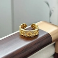 Dettaglio macro di anello dorato con motivo trapuntato e piccoli zirconi incastonati - Stile Grata a Rombi (JZ2271)