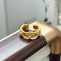 Dettaglio macro di un anello vintage a fiordaliso in oro con zirconi e trama rigata - Stile Fleur-De-Lis in Rilievo (JZ2359A)