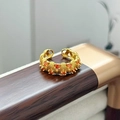 Dettaglio di anello vintage dorato con trama intrecciata e zirconi arancioni brillanti - Stile Vintage Gemma Colorata (JZ2566A)