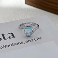 Foto macro de anillo plateado con circón de corazón azul claro y pavé lateral - Abierto Ajustable / Estilo Pavé Corazón Exquisito (JZ5656)