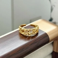 Dettaglio dell'anello vintage dorato con uccelli incisi e piccoli zirconi brillanti - Stile Rilievo Uccello su Ramo (JZ2688A)